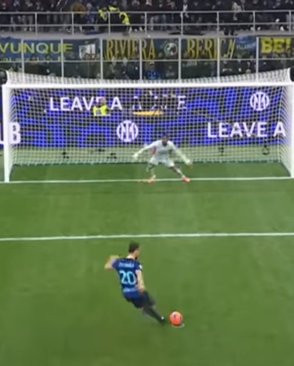 FrancoisCitron's tweet image. Mi è stato segnalato un episodio molto grave.

Le immagini sollevano diversi dubbi sull’operato del VAR nel match di ieri sera.

Maignan sembra non avere entrambi i piedi completamente sulla linea di porta.

In queste condizioni, il rigore avrebbe dovuto essere ripetuto.