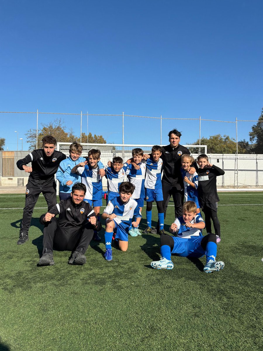 FutBaseCES's tweet image. 💪🏻 Els 𝗕𝗘𝗡𝗝𝗔𝗠𝗜𝗡𝗦 sumen un cap de setmana més de molt futbol

😍 Victòries del S10 B, S10 C, S10 D, S9 A, S9 B, S9 C i S9 D amb partits de molt bon joc i nivell

👏🏻 El S10 A no va poder sumar tot i fer un gran esforç

🤝🏻 Empat molt treballat del S9 E

#FutBaseCES
