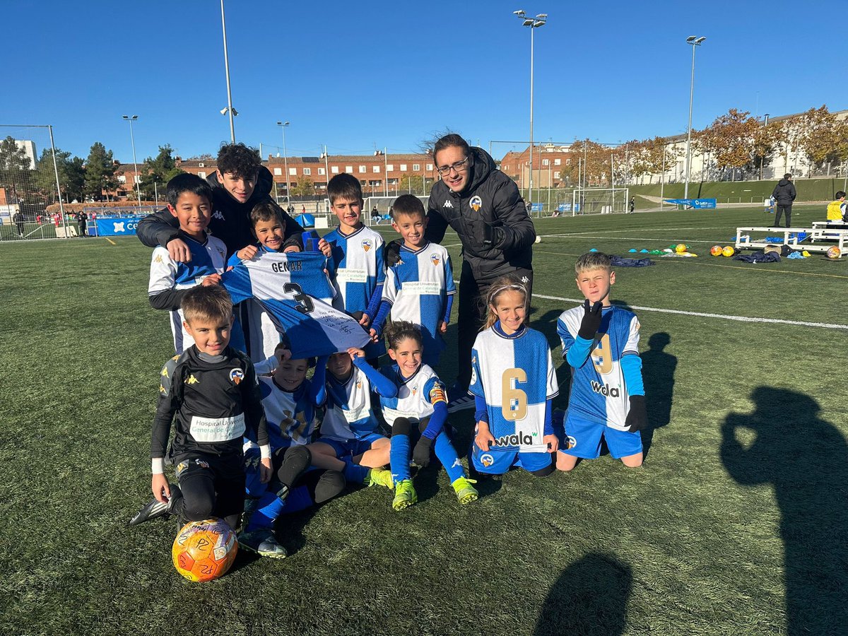 FutBaseCES's tweet image. 💪🏻 Els 𝗕𝗘𝗡𝗝𝗔𝗠𝗜𝗡𝗦 sumen un cap de setmana més de molt futbol

😍 Victòries del S10 B, S10 C, S10 D, S9 A, S9 B, S9 C i S9 D amb partits de molt bon joc i nivell

👏🏻 El S10 A no va poder sumar tot i fer un gran esforç

🤝🏻 Empat molt treballat del S9 E

#FutBaseCES