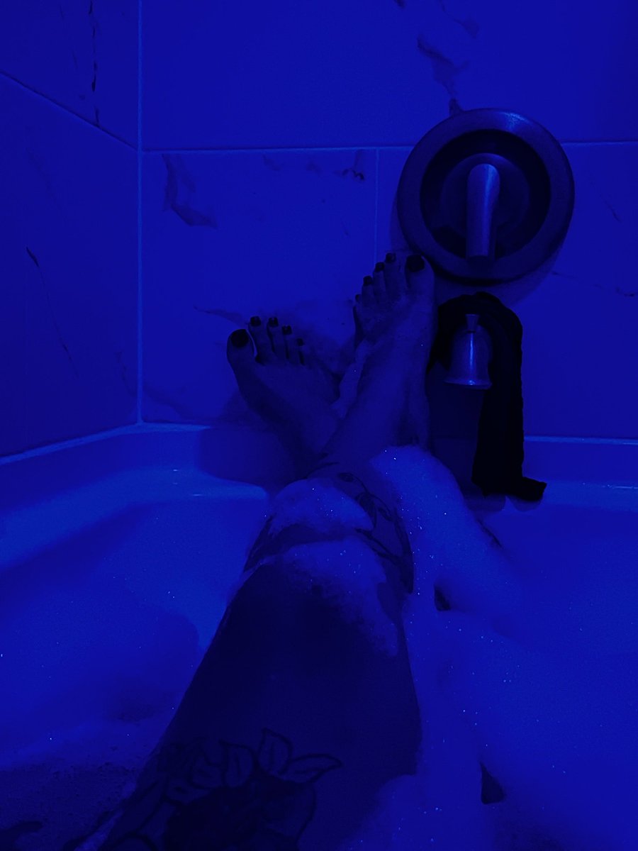 swt_feetscorpio's tweet photo. “Soaking my feet in warmth feels like slipping into a softer, sexier version of myself.” https://t.co/DPnMfRuvJ2