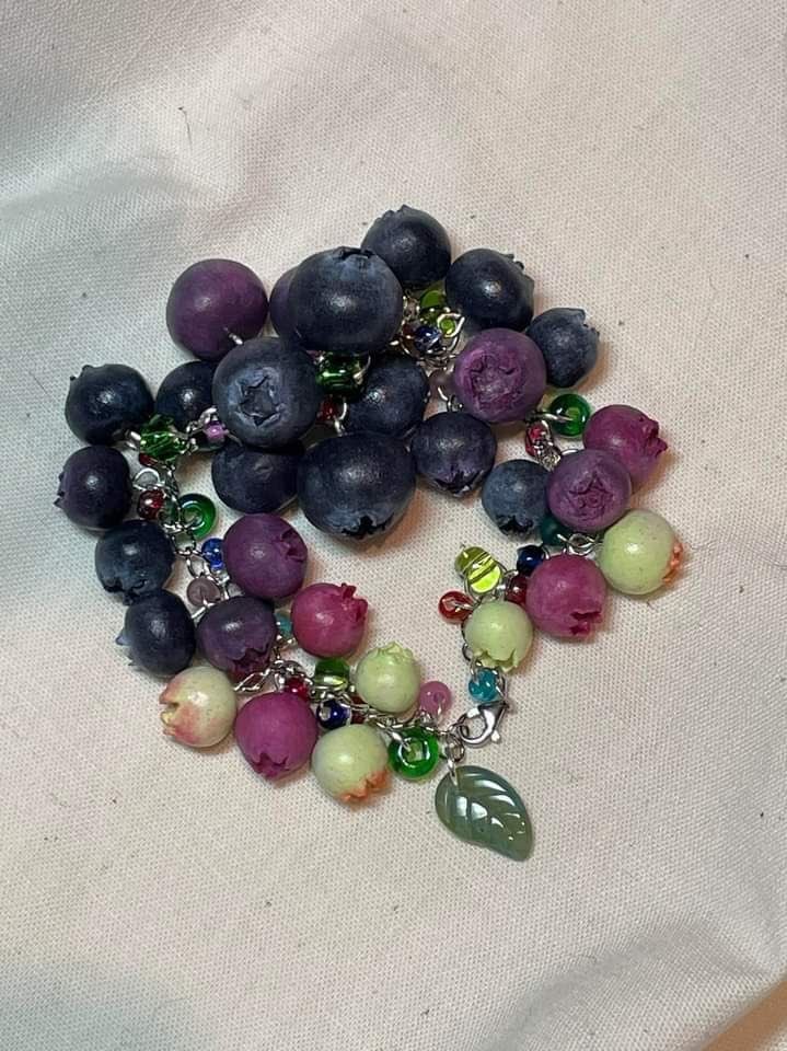 heart_jpg's tweet image. blueberry bracelet 🫐