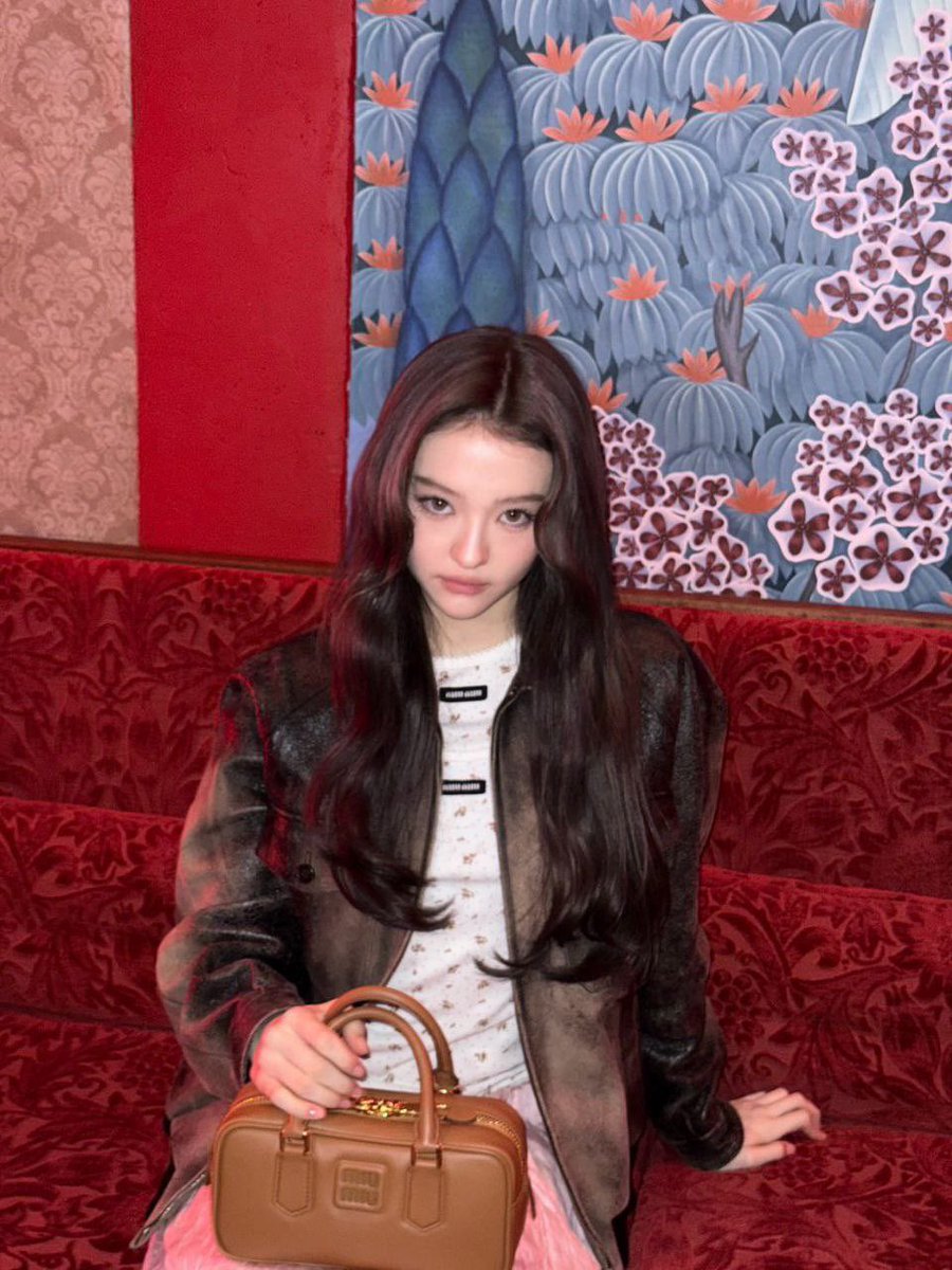 eclla's tweet image. Red couch’s dialing for me!  ✆🛋