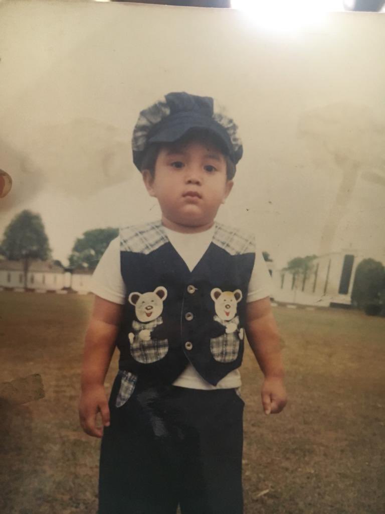 SetoBayuu's tweet photo. Harusnya bocil ini sekarang sudah mengupload foto anaknya yg seumuran di foto ini. https://t.co/yd4itFIlik