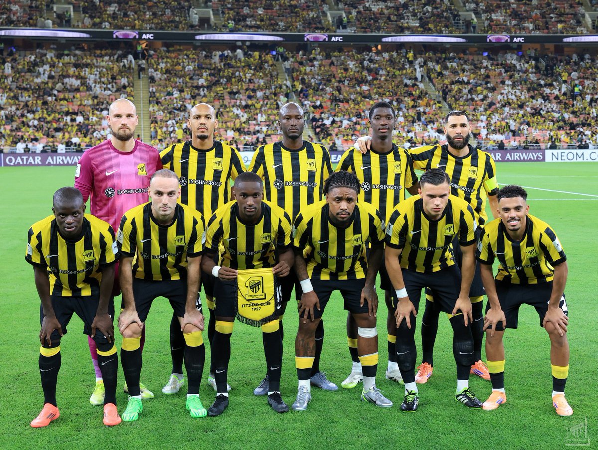 ALDhmi_87's tweet image. قمة المسخرة .. ماحدث
فريق تائه لا يعرف ماذا يفعل .. لاعبين اشباح بالملعب
و مدرب ( يصر ) بكل سذاجة على اسلوب و في نفس الوقت عاجز عن اقناع اربع ركائز لتطبيق اي افكار .. 

ضغط عالي دفاع متقدم مع جثث لا تتحرك بالامام
ابجديات تدريب = الفكرة ستفشل ٢٠٠٪

الحارس اخطىء؟ دفاع سيء؟ محاور…