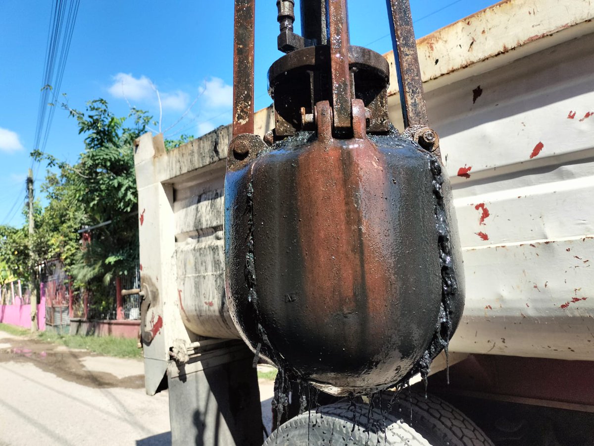Desazolve con equipos tipo almeja en pozos de visita y rejillas pluviales en la calle Orbelín Castro, Col. Miguel Hidalgo 3ra y Fracc. Los almendros de la Ra. La Lima.
#HonestidadYResultados #AccionesSAS <a href="/CentroInforma/">Ayuntamiento de Centro</a>