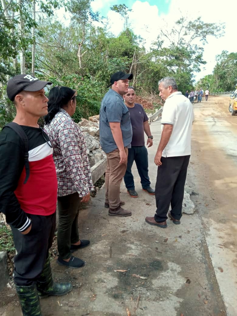 E_RdgzDavila's tweet image. Infraestructuras viales del oriente.
Comparto un mensaje enviado por el viceministro primero de nuestro organismo, @LuisRosesHdz  y la directora del Centro Nacional de Vialidad, Sandra Loureiro.⤵️
facebook.com/share/p/1M1eff…