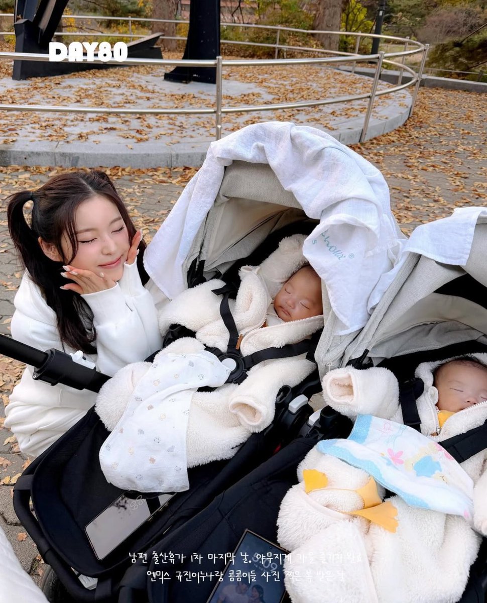 nmixxiee's tweet photo. Parents of these cute twins sharing their babies' diary on Insta (@/2kom.kom) on babies 80th day they came across to Kyujin and took a photo with her 😭😭 THAT’S SO CUTE

“…It was a blessed day, enjoying the fall weather and taking pictures with our NMIXX Kyujin noona…” https://t.co/NImFWX43SM