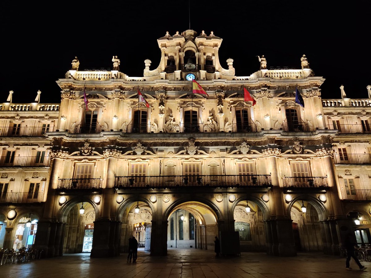 oscarranlo's tweet photo. Da igual por donde accedas, es indiferente por donde salgas. La belleza está en el interior. Plaza Mayor de #Salamanca (s.XVIII). Ágora que Unamuno definió como armónico. https://t.co/9hjJvNM7ko