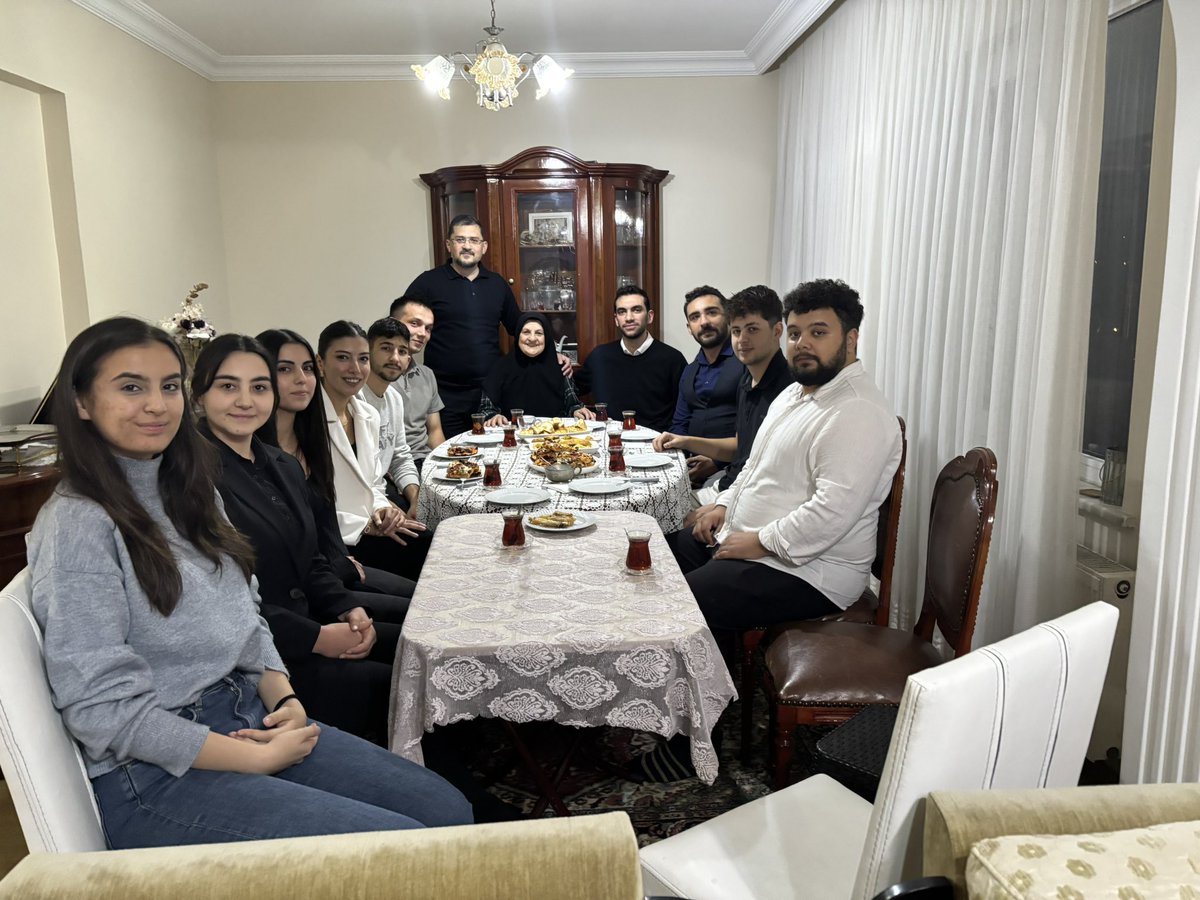 AK Gençlik Kozlu olarak, İlçe Başkanımız Ali Duyar’ın annesi ve emekli öğretmen Nurşen Hanım’ı Öğretmenler Günü vesilesiyle ziyaret ettik. Eğitim hayatına kattığı değer ve özverisi için kendisine teşekkürlerimizi ilettik.