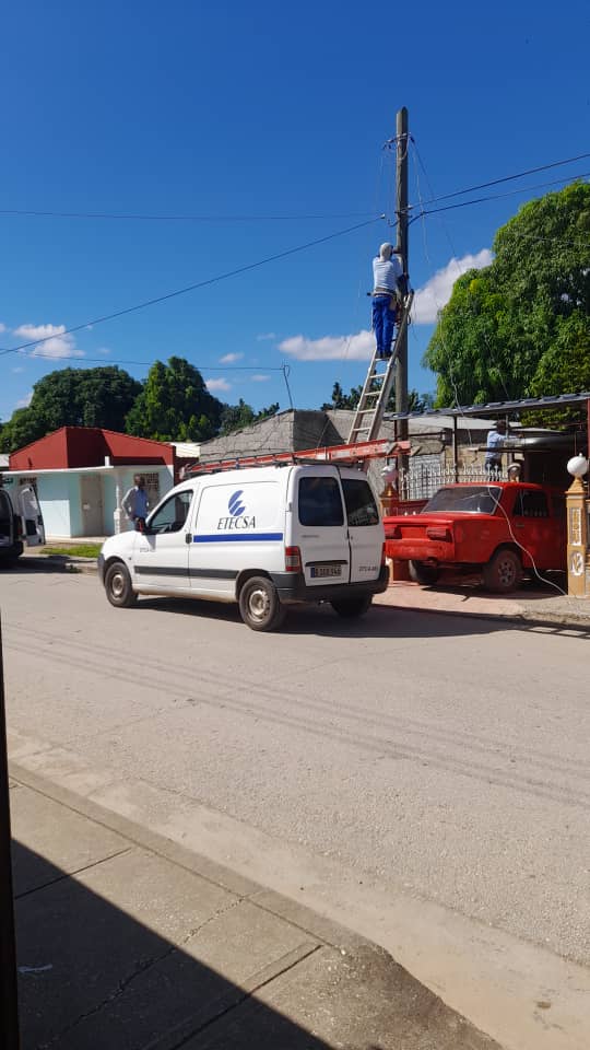 Los muchachos de la Unidad de Planta Exterior del Centro de Telecomunicaciones de #CiegodeAvila comienzan la instalación de servicios en el Camino del Jiquí. #EtecsaConCuba