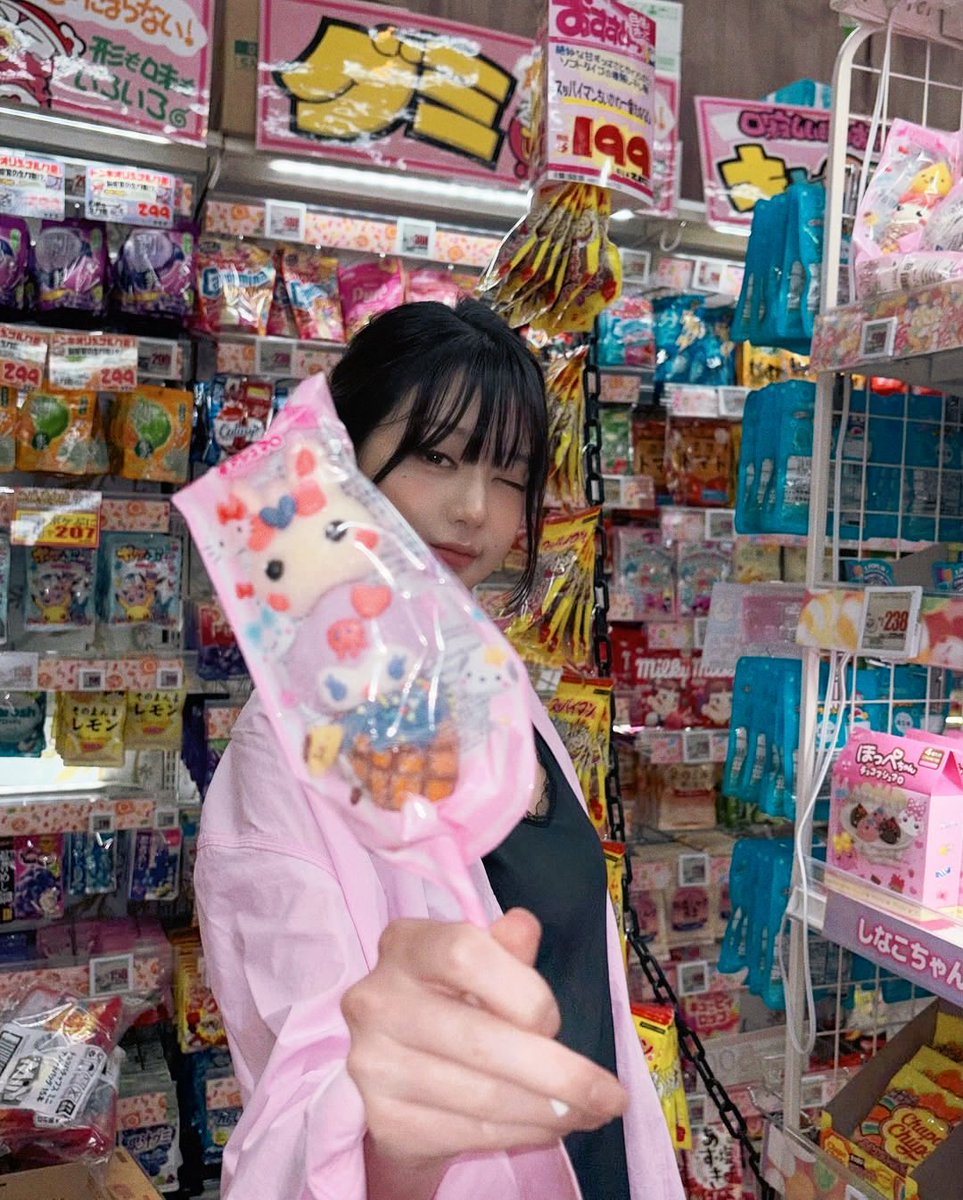 ⋆ tweet media
