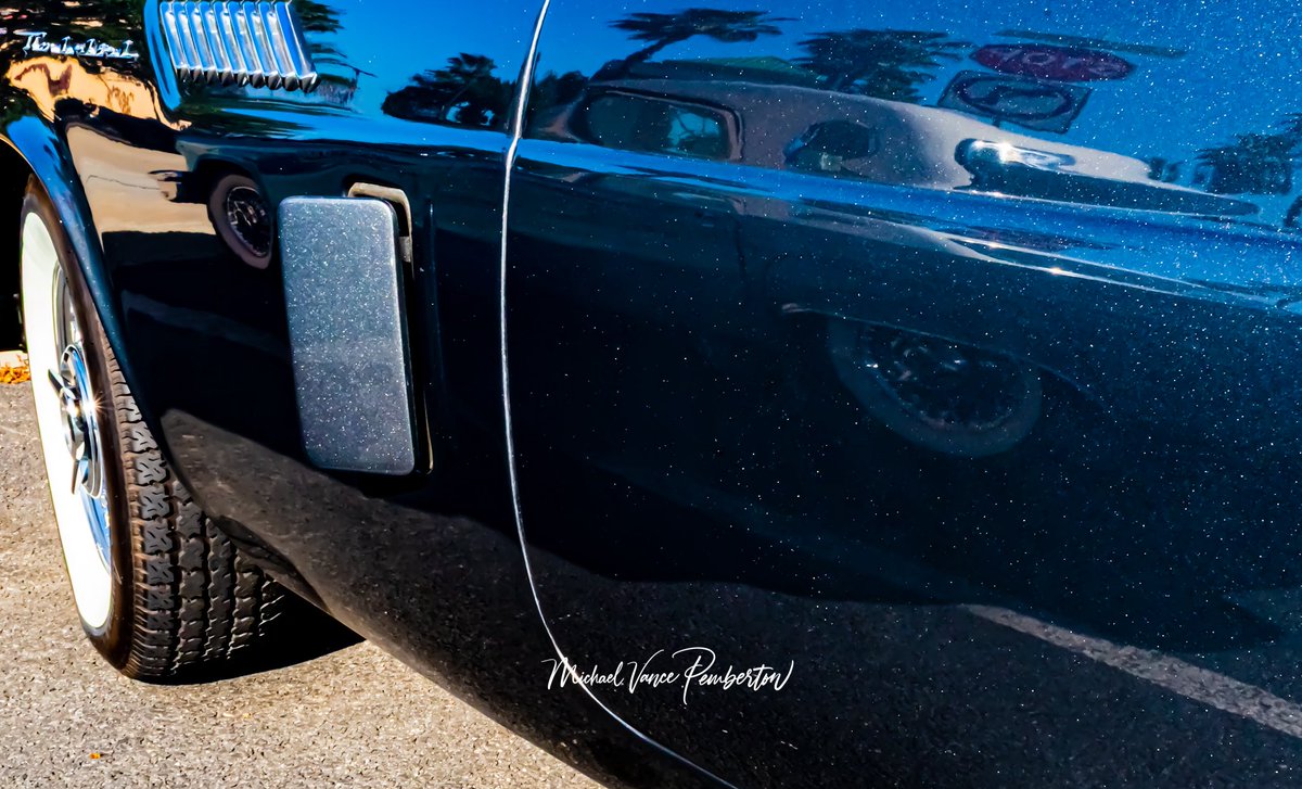 MichaelVancePem's tweet image. I have a serious addiction to finding reflection on cars. #REFLECTION
