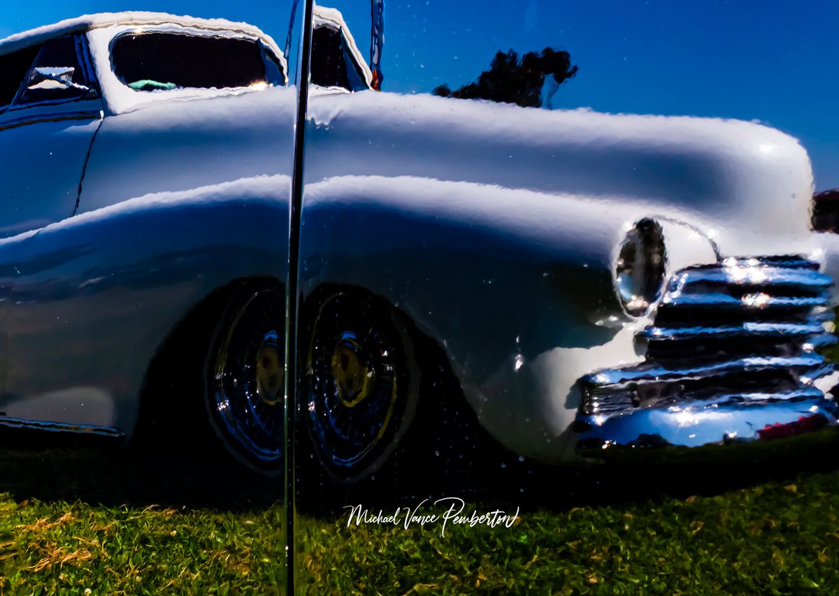 MichaelVancePem's tweet image. I have a serious addiction to finding reflection on cars. #REFLECTION