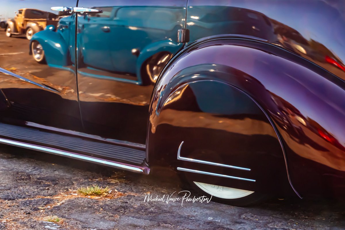 MichaelVancePem's tweet image. I have a serious addiction to finding reflection on cars. #REFLECTION