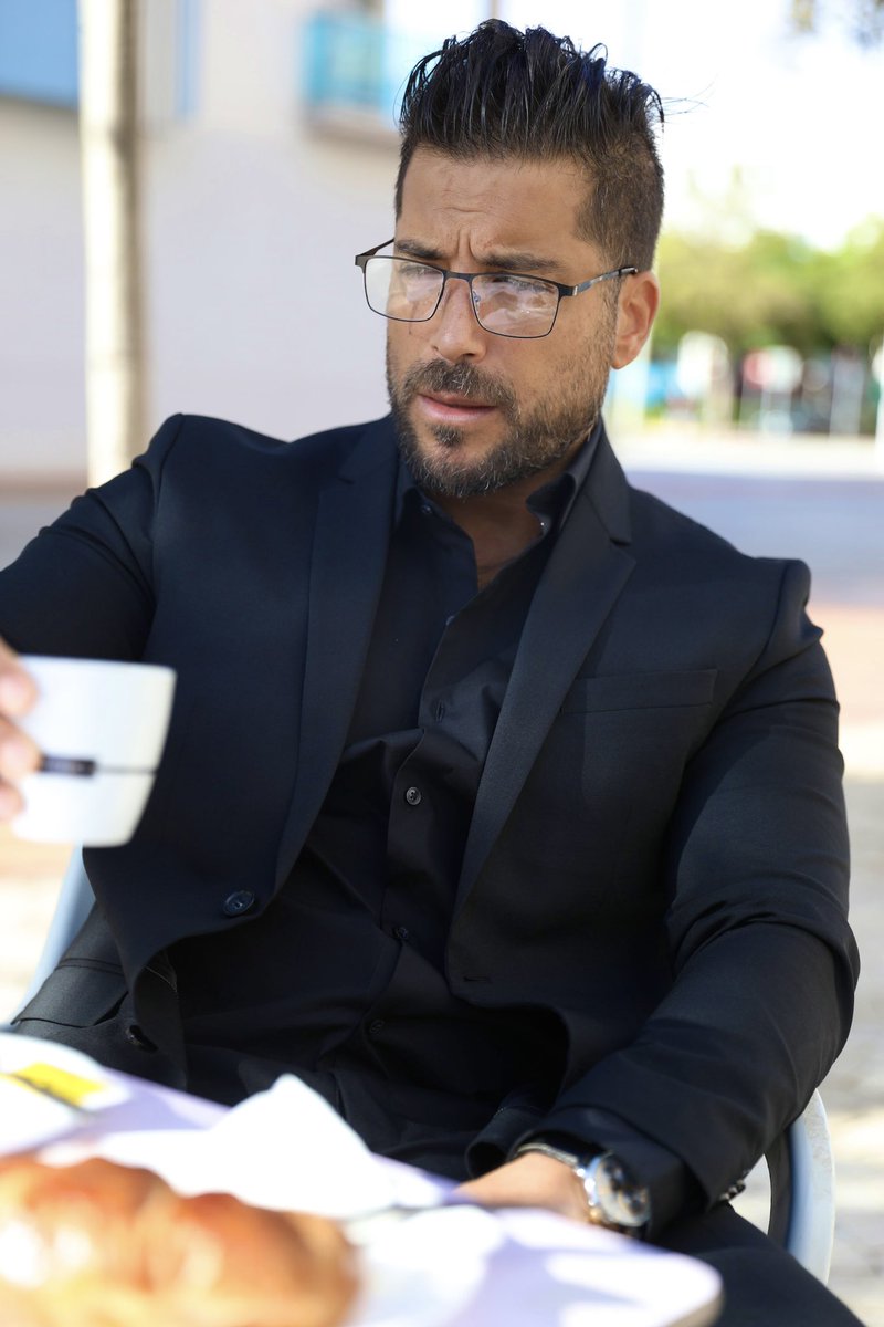 Bcp cherchent à être vus par des inconnus, en oubliant parfois ceux qui sont déjà là:la famille,les proches,les amis.Briller pour le regard du public peut laisser un vide,tandis que rayonner pour ceux qui nous aiment apporte un sentiment réel et profond. Pour qui veux-tu briller?