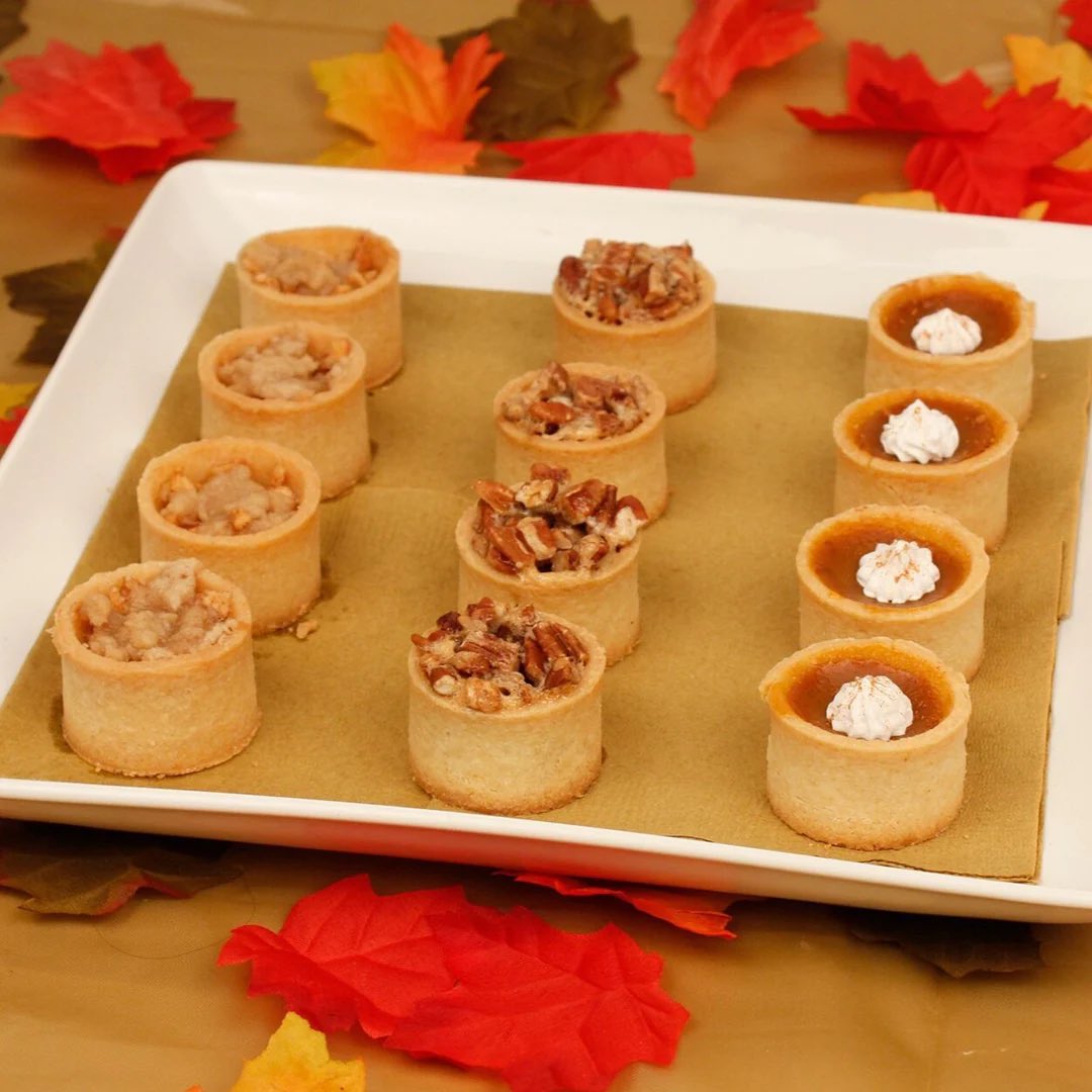 🦃✨ Thanksgiving is almost here and our sweetest tradition has officially underway! 🍂💛 Now’s the moment to grab your holiday must-haves before they’re all spoken for! ⏰🙌

Place your Thanksgiving order today at EddasCakeDesigns.com 🍂🧡🍰

#EddasCakes