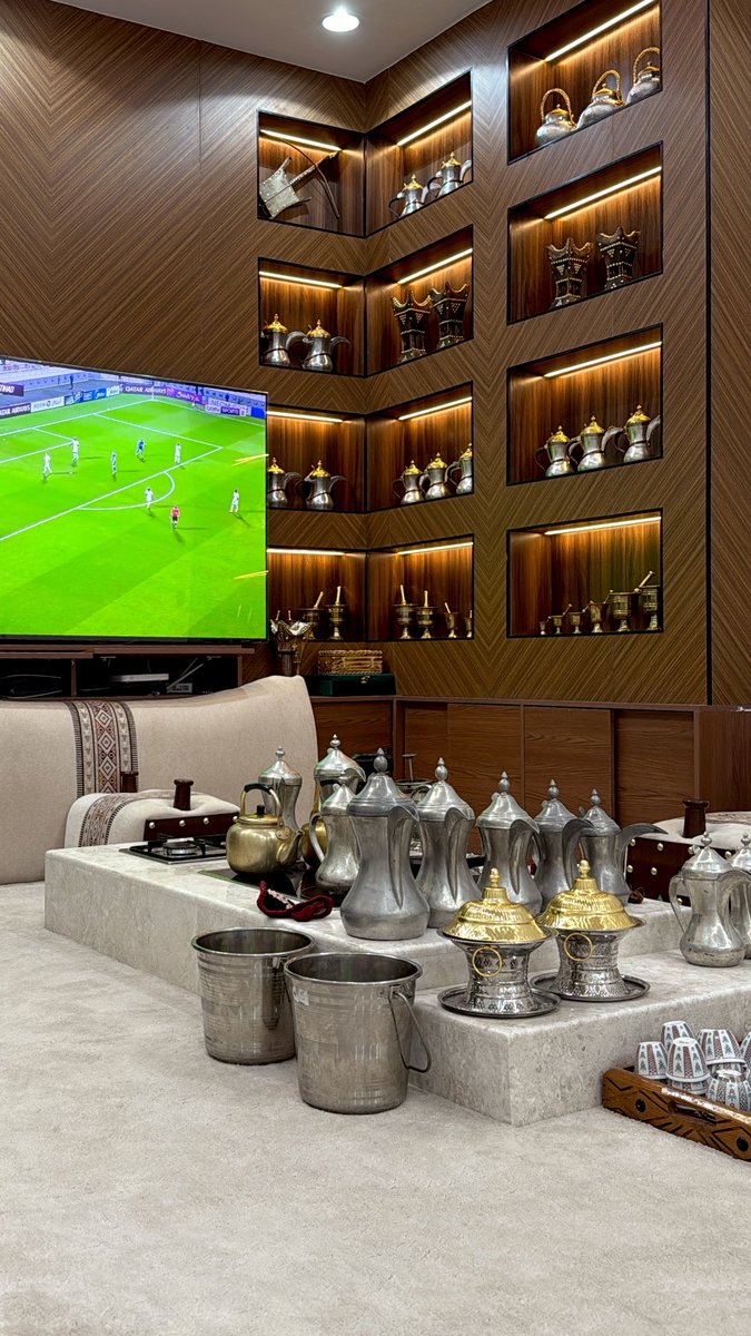 يَ أم عينٍ ترمي الطيش في وجه الوقار
اكثر اللي يذبـح العاشـقين ، ، شكوكها