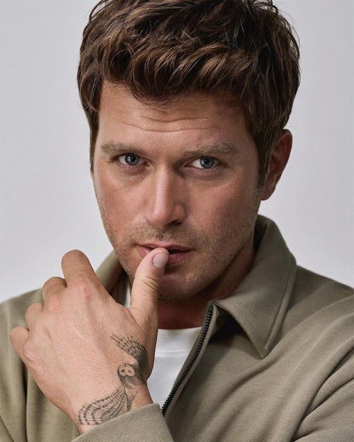 Saoo23's tweet image. تخيلوا بس تصير وربي بيكون جنون🖤🔥
#MirayDaner #kivançtatlitug