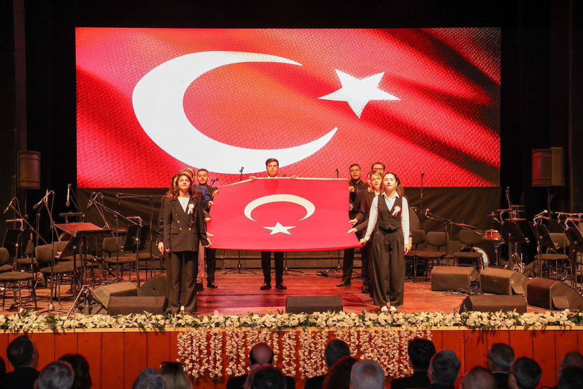 Valimiz Sayın Atilla Toros, '24 Kasım Öğretmenler Günü' kapsamında İl Millî Eğitim Müdürlüğü koordinasyonunda düzenlenen kutlama programına katıldı. 💫

🔗 meb.ai/URjrKEz

<a href="/tcmeb/">Millî Eğitim Bakanlığı</a> 
<a href="/Yusuf__Tekin/">Yusuf Tekin</a> 
<a href="/MersinValiligi/">Mersin Valiliği</a> 
<a href="/valiatillatoros/">Atilla Toros</a> 
<a href="/Muhammed0744/">Muhammed ÖZDEMİRCİ</a>