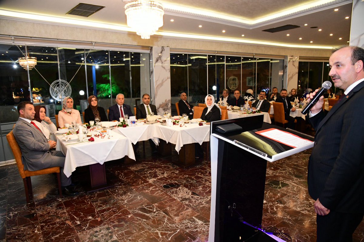 Trabzon_MEM's tweet photo. 24 Kasım Öğretmenler Günü dolayısıyla düzenlenen yemek programında Sayın Valimiz Aziz Yıldırım ve kıymetli eşleri Güllühan Yıldırım ile İl Millî Eğitim Müdürümüz Hasan Uygun, öğretmenlerimizle bir araya geldiler.
@tcmeb @Yusuf__Tekin  @hasan_uygun91 https://t.co/L8PtO6ptGP