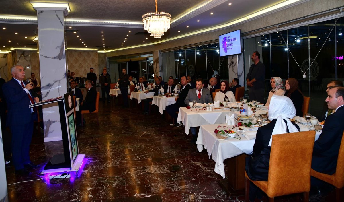 Trabzon_MEM's tweet photo. 24 Kasım Öğretmenler Günü dolayısıyla düzenlenen yemek programında Sayın Valimiz Aziz Yıldırım ve kıymetli eşleri Güllühan Yıldırım ile İl Millî Eğitim Müdürümüz Hasan Uygun, öğretmenlerimizle bir araya geldiler.
@tcmeb @Yusuf__Tekin  @hasan_uygun91 https://t.co/L8PtO6ptGP
