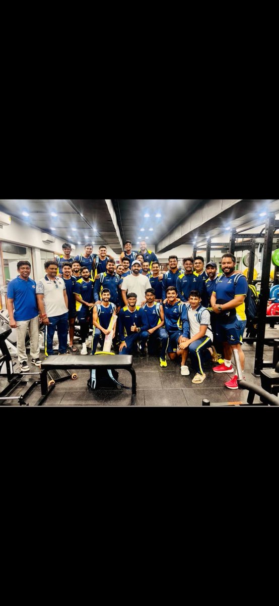 HemrajShar96325's tweet image. Rohit Sharma with Bengal U-23 team. 🇮🇳

- Ro, an Inspiration to all.

Dravid.        
“Waddle”
&quot;China&apos;s Xi&quot;
#RohitSharma𓃵 
#Developing #MarkKelly #FAFO