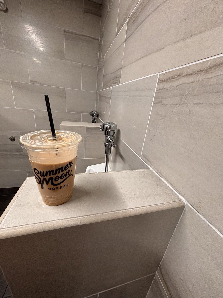 HomoHowl's tweet image. High key who trynna hold my hand while we piss 🥰