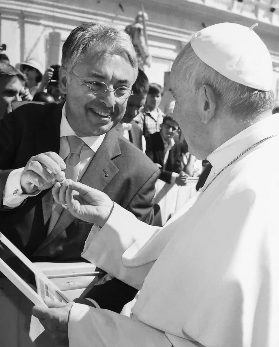 Heute Mittag verstarb einer der brillantesten deutschen Katholiken, Martin Lohmann. 
Martin, du fehlst. Dein großes Herz fehlt, dein genialer Humor fehlt, deine aufopfernde Menschlichkeit fehlt, deine Hilfe in jedem Lebensbereich fehlt. 

Heute fließen in der Welt viele Tränen
