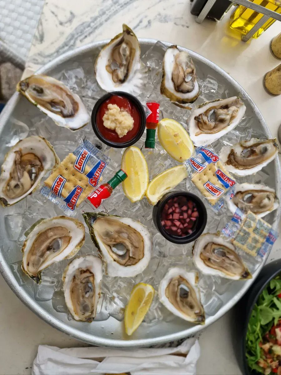 Linda_nsl's tweet image. 🌊Each bite of fresh oysters is like tasting the essence of the sea. The tang of lemon and the heat of hot sauce—perfect balance! #DeliciousLife #SeafoodTime #TasteOfTheSea