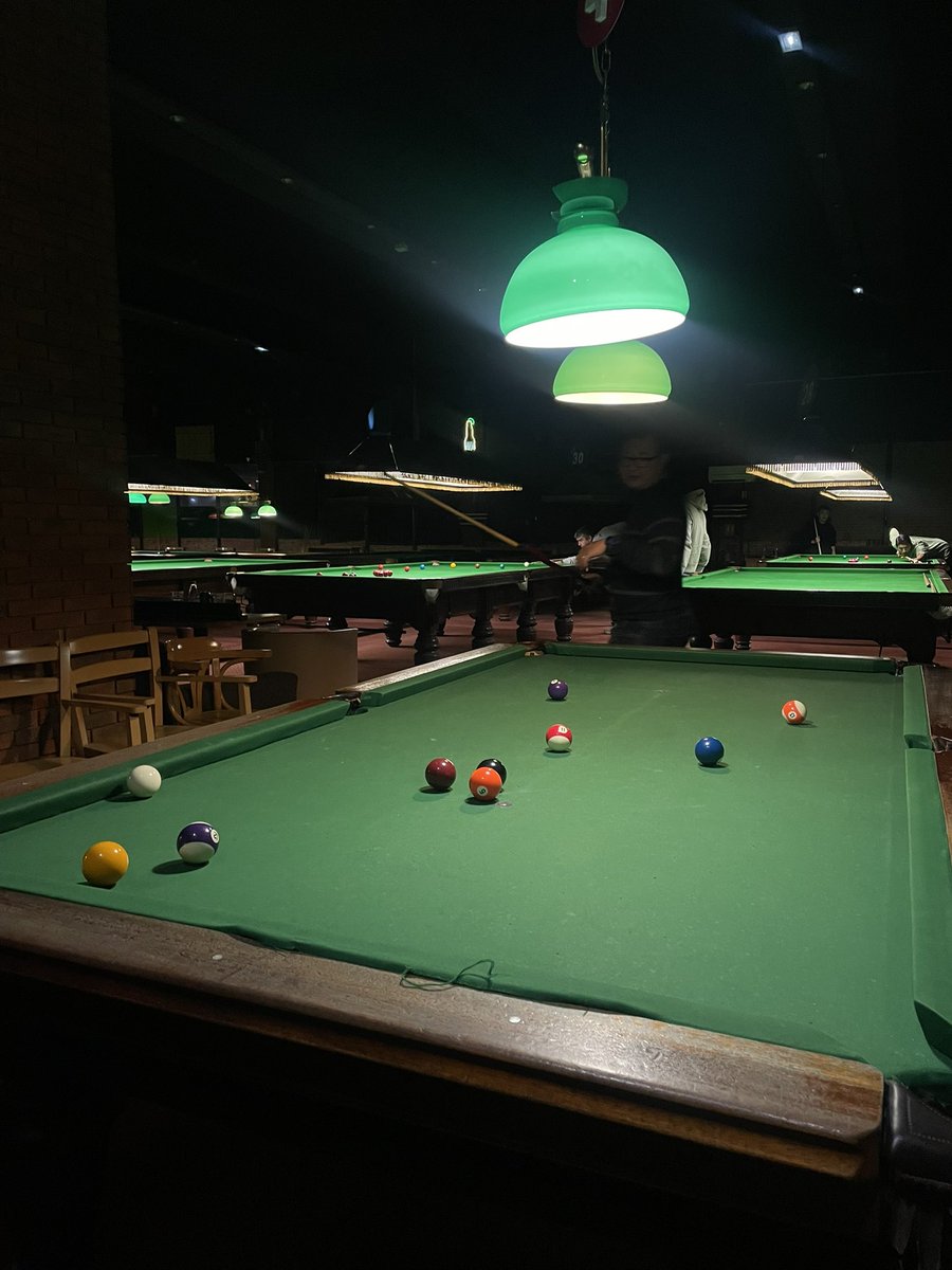 日曜はシェフと友達とビリヤード。2-1で勝った。