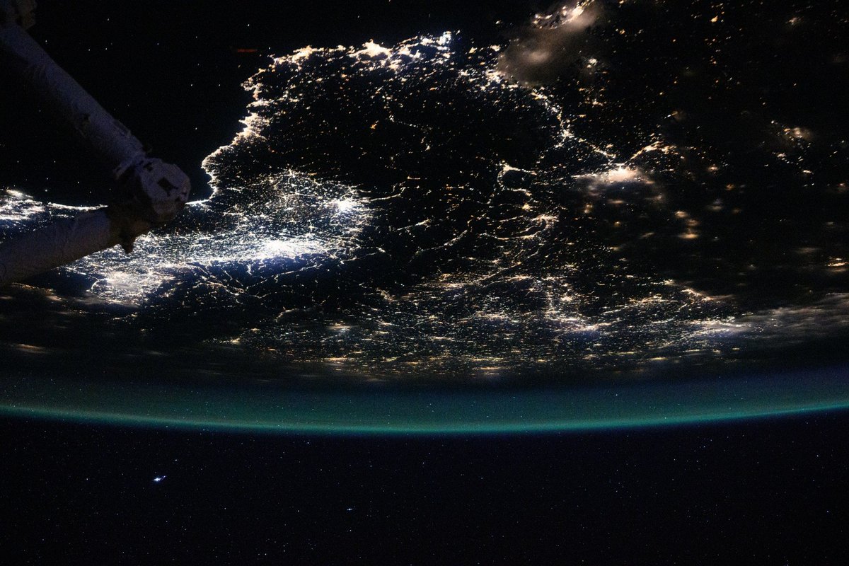 carto_code's tweet image. City lights and Atmospheric glow from NASA 🌎 
#NASA
