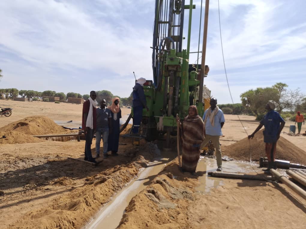 PCRSSMali's tweet image. 𝐋𝐞𝐬 𝐩𝐫𝐞𝐦𝐢𝐞̀𝐫𝐞𝐬 𝐫𝐞́𝐚𝐥𝐢𝐬𝐚𝐭𝐢𝐨𝐧𝐬 du #DCC 𝐩𝐫𝐞𝐧𝐧𝐞𝐧𝐭 𝐟𝐨𝐫𝐦𝐞 𝐬𝐮𝐫 𝐥𝐞 𝐭𝐞𝐫𝐫𝐚𝐢𝐧 avec le lancement  des travaux de l’Adduction d’Eau pour les communautés du 𝐯𝐢𝐥𝐥𝐚𝐠𝐞 𝐝𝐞 𝐒𝐄𝐘𝐍𝐀, 𝐫𝐞́𝐠𝐢𝐨𝐧 𝐝𝐞 #𝐆𝐀𝐎.