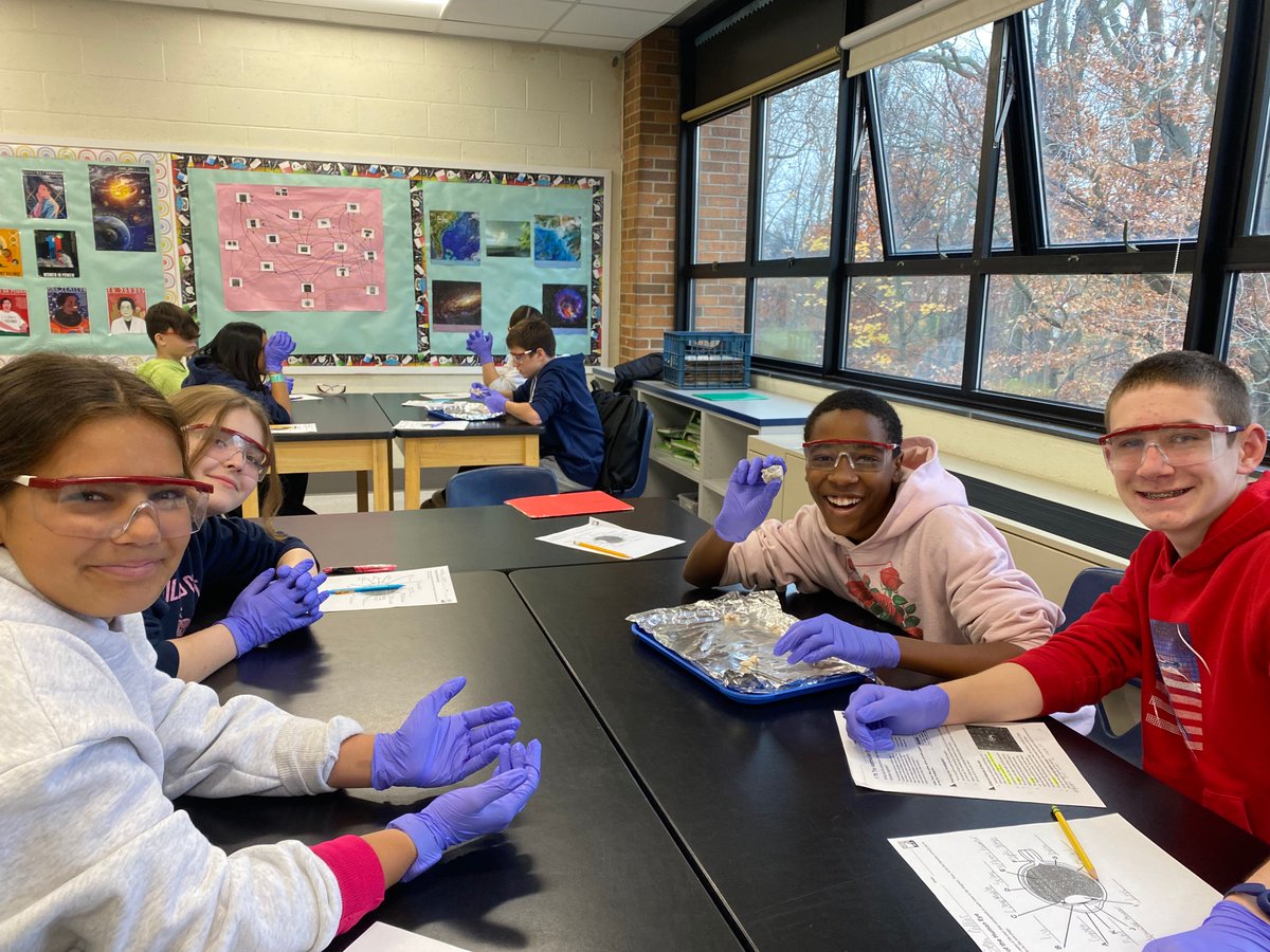 SpringfieldSD's tweet image. Our ETR 8th graders dove into an awesome eye dissection lab! Students explored how lenses, retinas, and optic nerves work together to help us see. Hands-on science = big “aha!” moments. Proud of their curiosity and teamwork!