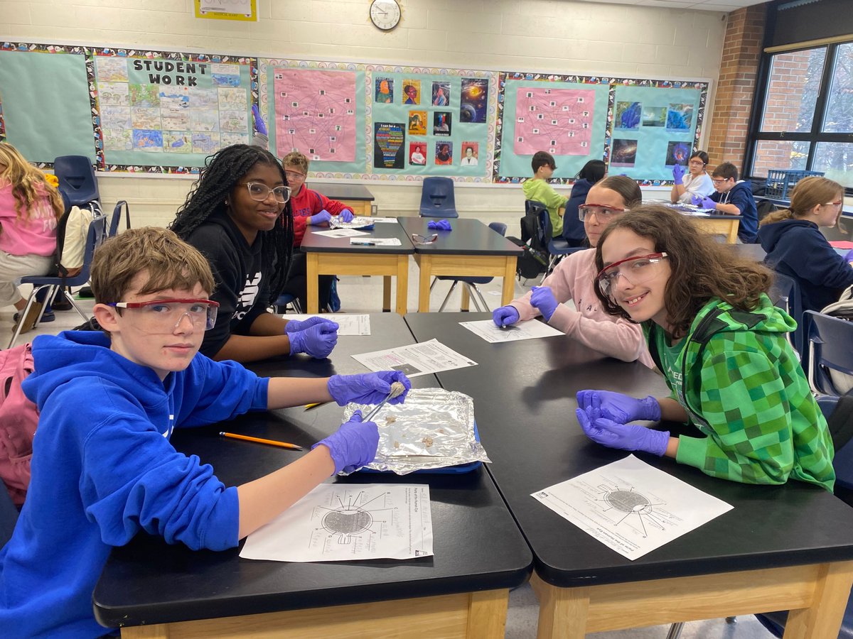 SpringfieldSD's tweet image. Our ETR 8th graders dove into an awesome eye dissection lab! Students explored how lenses, retinas, and optic nerves work together to help us see. Hands-on science = big “aha!” moments. Proud of their curiosity and teamwork!