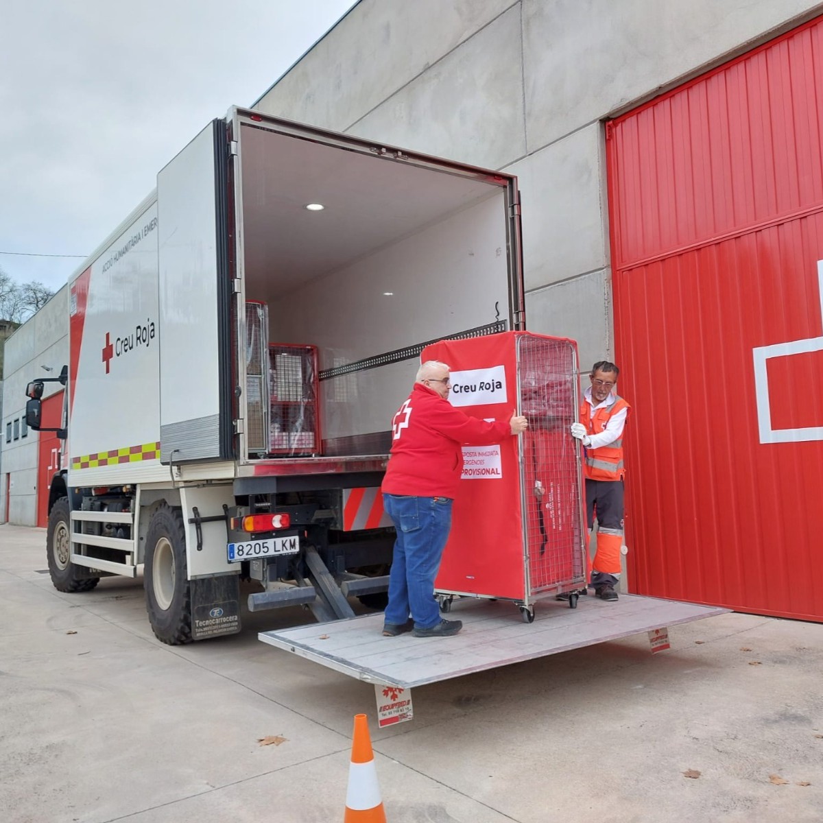 CreuRojaTGN's tweet image. Formació intensa de muntatge i gestió d’#albergs per atendre persones desplaçades per #inundacions, #incendis i altres emergències 🏕️🚨
A Creu Roja ens preparem per garantir una resposta ràpida i segura.
Gràcies, voluntariat, per la dedicació! 🤝❤️
#Emergències #Formació #Albergs