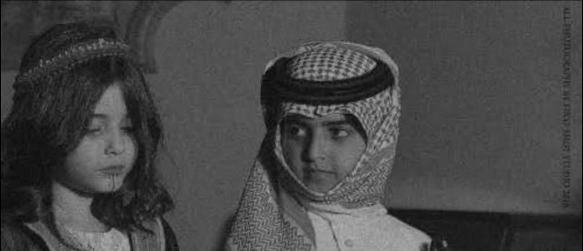 aladb_2020's tweet image. وَأشيحُ عَنك نَواظري لكنَّني ،
فِي خِلسةٍ أهفُو إليك وانظرُ!