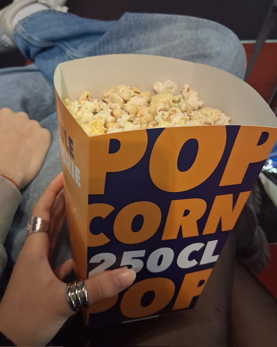 Vous aussi vous allez au cinéma juste pour manger des pop-corns et pas voir de film ou jsuis la seule folle à le faire ?