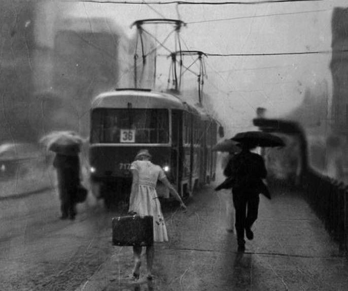 Yolcuya gidiş sebebini sorma, 
çünkü bahanesini valizinden önce hazırlamıştır.

—Sabahattin Ali