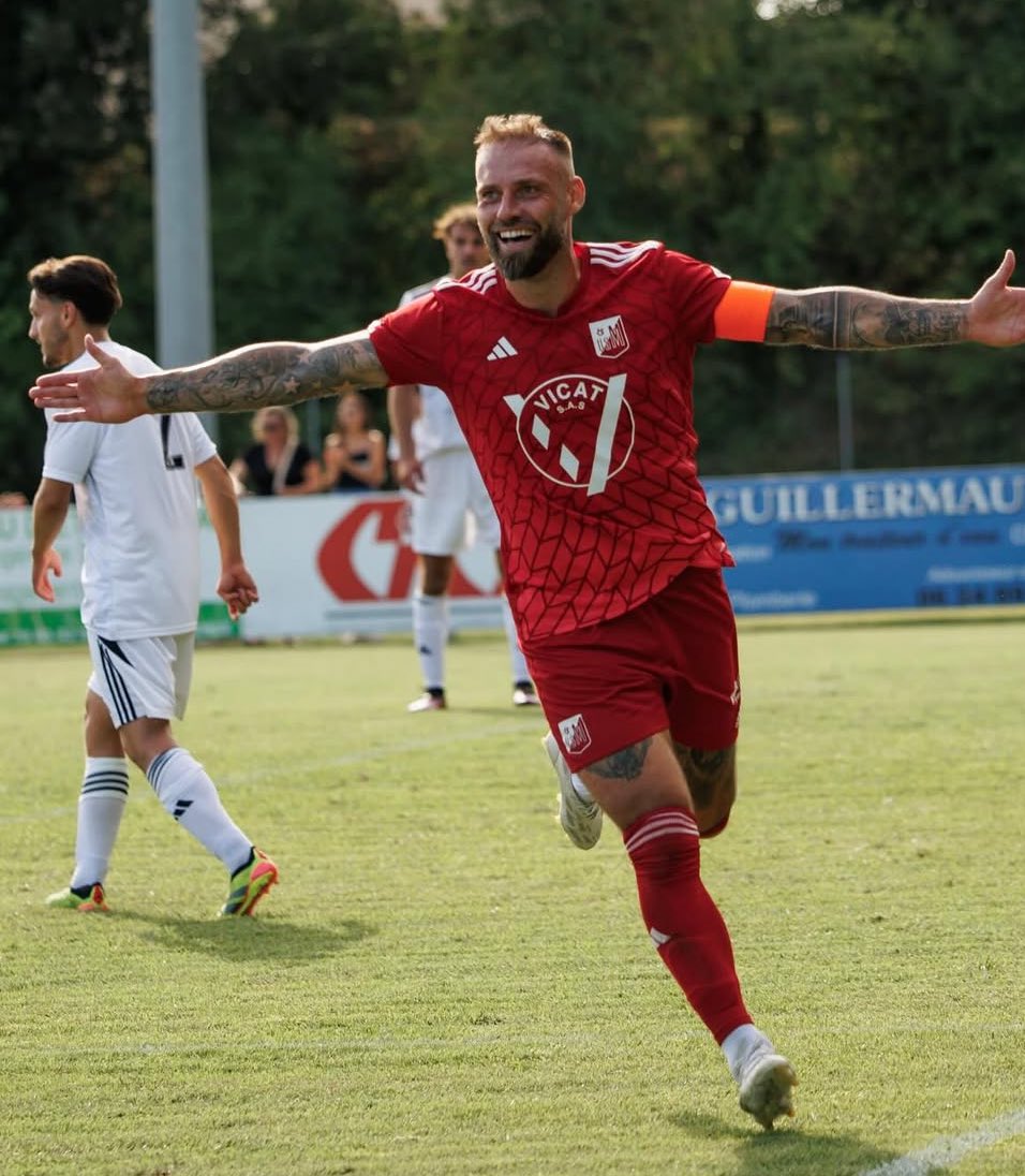 _BeFootball's tweet image. 🚨 Ancien gardien de Ligue 1, Baptiste Reynet 🇫🇷 (35 ans) est désormais 𝗔𝗧𝗧𝗔𝗤𝗨𝗔𝗡𝗧 𝗘𝗡 𝗥𝟯. ⚽️😳

Et il empile les buts avec l’US Mours : 16 en 19 matchs de D1 la saison dernière, et 8 en 7 matchs cette saison (𝗶𝗹 𝗮 𝗺𝗶𝘀 𝘂𝗻 𝗾𝘂𝗮𝗱𝗿𝘂𝗽𝗹𝗲́ 𝗵𝗶𝗲𝗿 😭)…