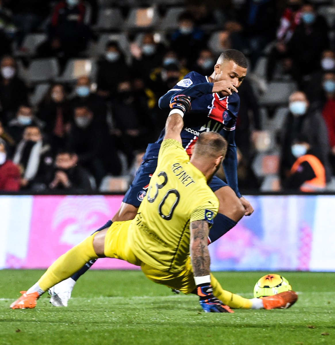 _BeFootball's tweet image. 🚨 Ancien gardien de Ligue 1, Baptiste Reynet 🇫🇷 (35 ans) est désormais 𝗔𝗧𝗧𝗔𝗤𝗨𝗔𝗡𝗧 𝗘𝗡 𝗥𝟯. ⚽️😳

Et il empile les buts avec l’US Mours : 16 en 19 matchs de D1 la saison dernière, et 8 en 7 matchs cette saison (𝗶𝗹 𝗮 𝗺𝗶𝘀 𝘂𝗻 𝗾𝘂𝗮𝗱𝗿𝘂𝗽𝗹𝗲́ 𝗵𝗶𝗲𝗿 😭)…