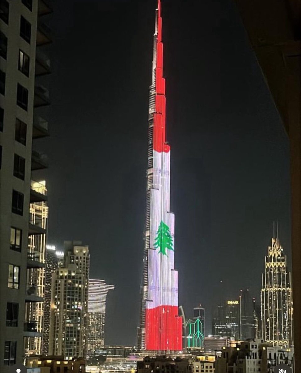 #الامارات_العربية_المتحدة تضيء برج خليفة بعلم لبنان احتفالًا بعيد #الاستقلال