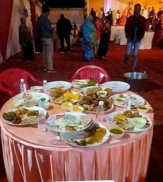 amitghazipur10's tweet photo. खुद के पैसे की आइसक्रीम खाते हैं तब ढक्कन भी चाट लेते हैं। बीस रुपये के पानी बताशे का एक बूंद पानी तक नहीं छोड़ते। फिर किसी की शादी में इतनी प्लेट भरते क्यों हैं ? विचार अवश्य करें।
#weddingdestination #weddingseason https://t.co/HXIe70OQal