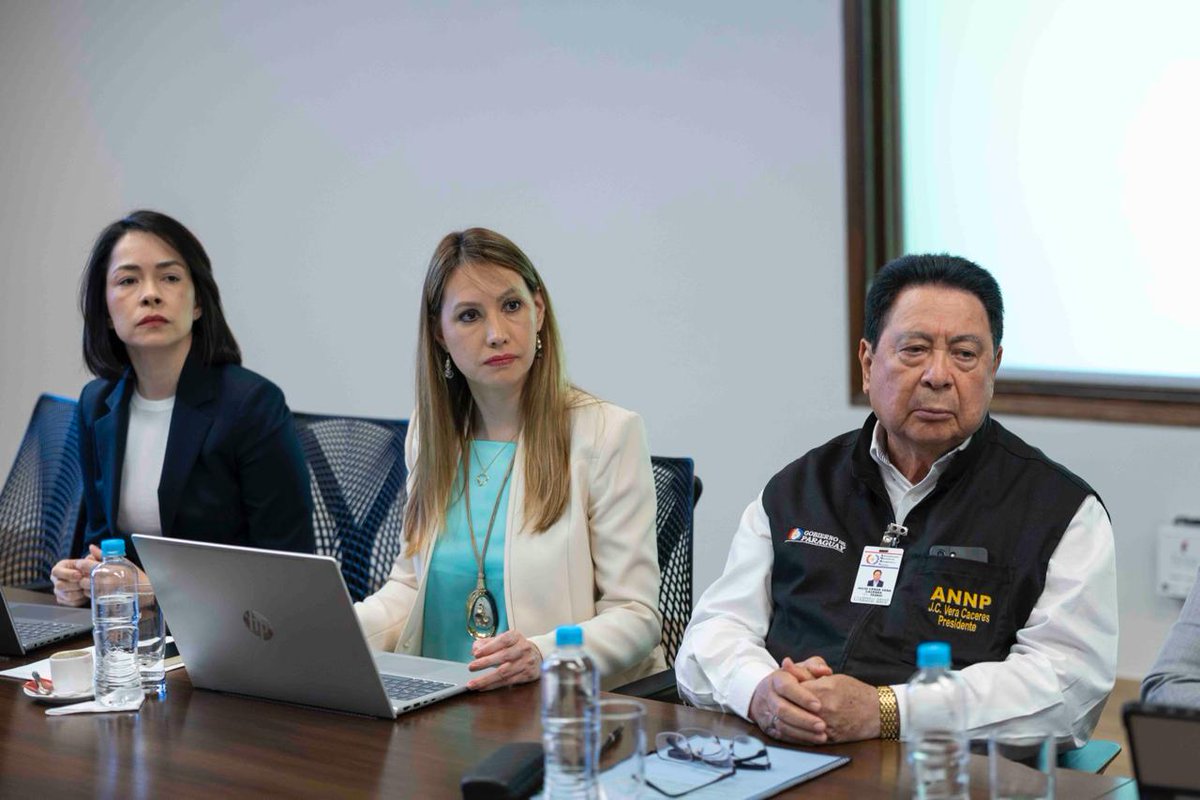 SantiPenap's tweet image. Las empresas públicas deben fortalecerse para servir cada vez mejor a todos los paraguayos.

Por eso convoqué hoy al Consejo Nacional de Empresas Públicas, donde evaluamos el estado de cada una de ellas y definimos las acciones que permitan hacerlas más fuertes y eficientes. Les…