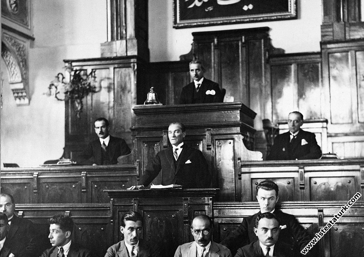 Cumhuriyet’i kuran irade bize şunu öğretti: 
Duruş, lafla değil, bedel ödeyerek ve emek vererek gösterilir.
Oturduğun yerden ahkâm kesmeyeceksin.
Dedikodu ile değil, emek ve doğrulukla yol alacaksın.

Yanlışa yanlış, doğruya doğru diyebilmekten korkmayacaksın.
Kendini övmeyi iş