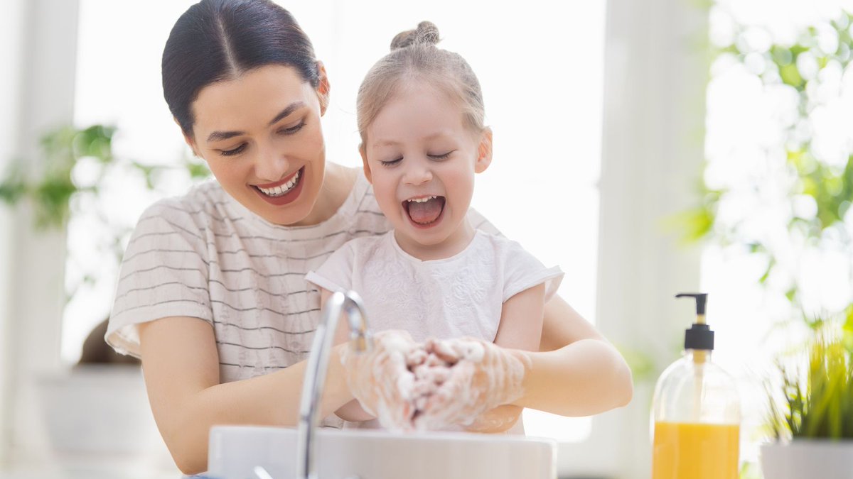 FLHealthCitrus's tweet image. Hands up if you’re a handwashing hero! This National Handwashing Week, remember:
🖐️ Soap + Water = Germas be gone!
🖐️ Scrub while you sing your favorite song.
Let’s keep our hands clean and healthy!