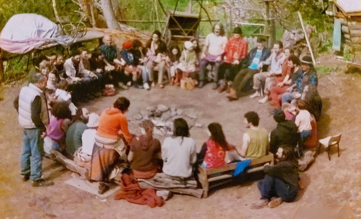 La Comunità degli Elfi (o Comunità di Avalon, o semplicemente “gli Elfi”) è una delle realtà comunitarie storiche e più note d’Italia che vive sull’Appennino tosco emiliano e in Garfagnana dalla fine degli anni 70, in completa immersione nella natura. 
Vivono in luoghi molto