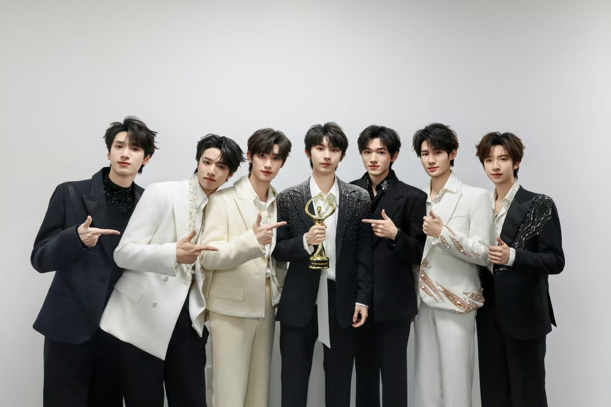 อาศัยช่วงชุลมุนขายวงค่ะ TNT时代少年团 หรือน้องไทม์ วงทรงอิทธิพลของจีน รางวัลการันตีมากมาย งานวง งานเดี่ยวกวาดเรียบ คนรอกดบัตรไม่เคยต่ำกว่าหลักล้าน มาเป็นป๊อปคอร์นด้วยกันสิคะะ 😉🍿