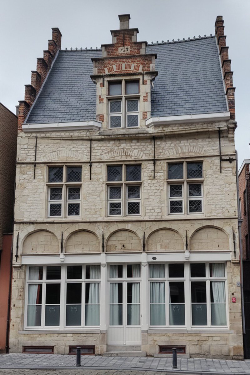dutchbuildings's tweet photo. Three-bay, two-storey house in #Gent (Oost-Vlaanderen) with late-gothic features, built in 1518. It has a steep saddle roof with crow-stepped gables on both sides. Jettied upper floor on five Tudor arches resting on profiled consoles; cross-windows with leaded lights, continuous drip mould and large relieving arches. Central stepped dormer; wide ogee cornice tapering oddly to the left.