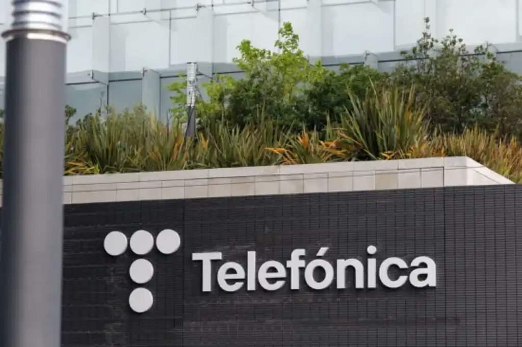 ComputerworldES's tweet image. 5.319 personas pueden salir de @Telefonica: 41% en España, 31% en Móviles y 23% en Soluciones. Mientras la empresa negocia el ERE, también lidera el reparto de dividendos del Ibex. Una decisión que abre el debate sobre prioridades y responsabilidad social.
bit.ly/4p4rLqw