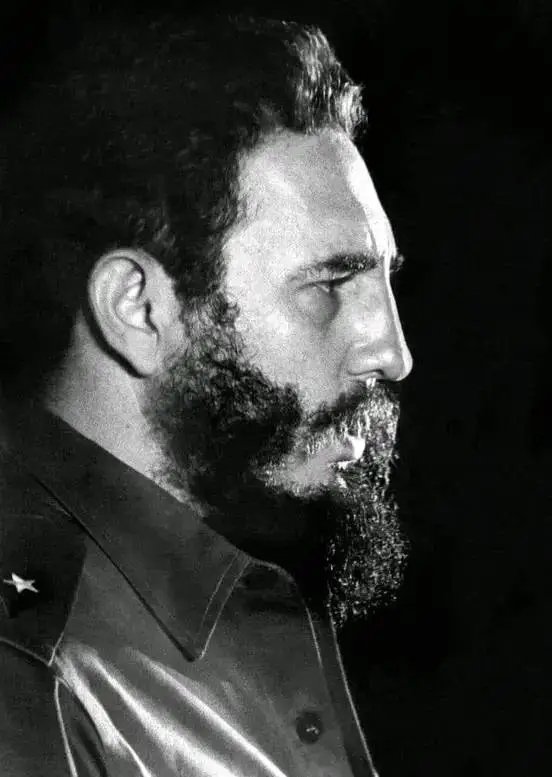 🇨🇺 "Son las ideas las que nos unen, son las ideas las que nos hacen pueblo combatiente, son las ideas las que nos hacen,  colectivamente, revolucionarios, y es entonces cuando se une la fuerza de todos, cuando un pueblo no puede ser jamás vencido."

#FidelPorSiempre